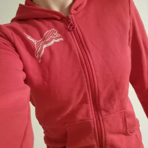 Rosa hoodie - Rosa hoodie från puma. Sparsamt använd och ganska bra skick. 