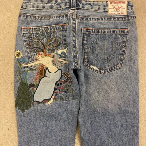 BOOTCUT TRUE RELIGIONS - Fina lågmidjade bootcut true religions med broderi till bra pris. Skriv för mått. Använd gärna köp nu! Gratis frakt skickar inom 24 timmar och glöm inte kolla min profil och följ  för mer kläder lägger upp ofta😊