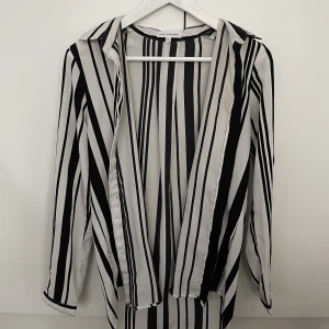 Moss Copenhagen skjorta - Storlek XS, bra kvalité och oversized. Jättesnygg och i bra skick.