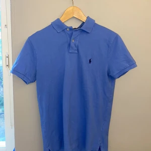 Ralph lauren pike ljusblå - Den är ganska ny har använt den 3 max , Säljer den för den blev liten direkt efter jag köpte den. 10/10 sickt 