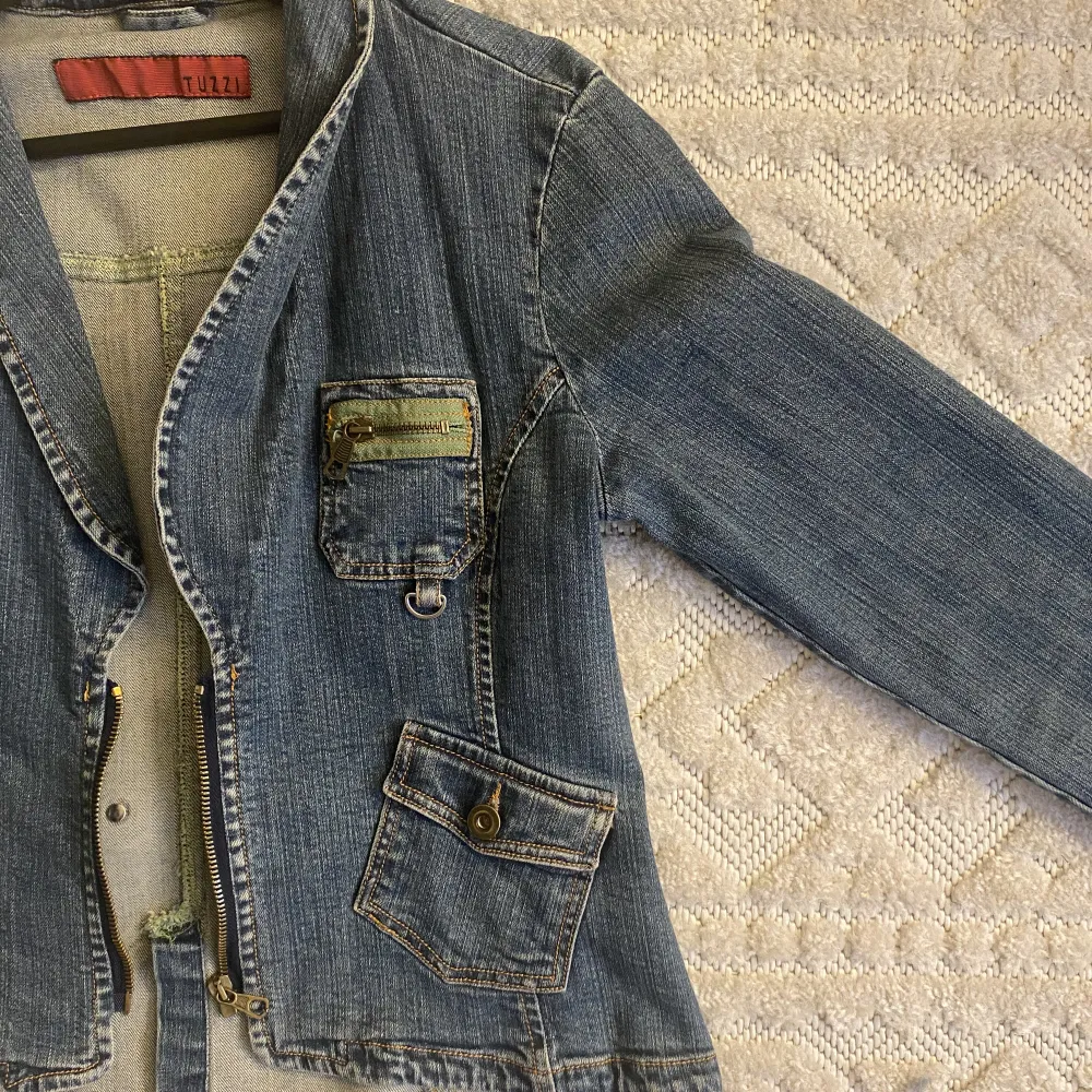 Säljer denna vintage jeansjacka från Tuzzi. Jackor.