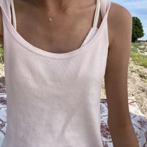 Linne - Ett jättefint ljusrosa linne från Brandy Melville. Storlek One size men skulle säga att det är en xs/s