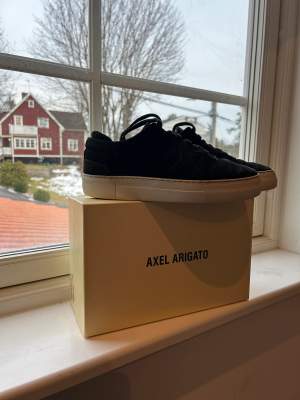 Tjena säljer nu mina väldigt fina Axel Arigato skor som är hyfsat använda men har mycket kvar att ge. Box kvitto och påse får du med så klart vid frågor eller byten kontakta mig i DM🤝 kan gå ner i pris vid en snabb och bra affär