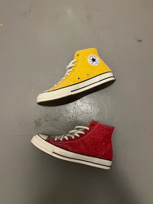 JW Anderson Converse - Super skick, knappt använda! Storlek 43, ingen låda. Perfekta nu till våren! Pris: 600kr