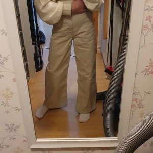 Jeans - Jag säljer att par beiga jeans, det är inget fel på dom utan kommer bara inte till användning för mig❤️💖