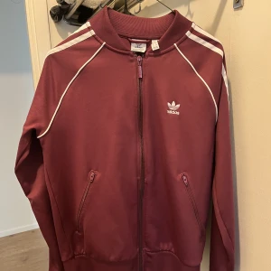 Adidas original  - En vin röd stilig tröja från Adidas original.En Super skön tröja som är perfekt att ha på sig när man ska ut med vännerna. Storlek S i vuxen storlek samt skicket på tröjan är 10/10.
