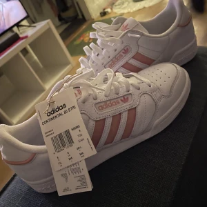 Adidas skor - Storlek 39 1/3 aldrig använda. Nypris 900 mitt pris 500kr. 