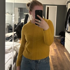 Stickad tröja - Gul stickad tröja som är oanvänd.