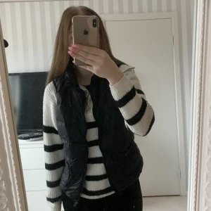 Svart väst - Svart dunväst som jag köpt på sellpy, aldrig använd utom är endast testad, västen är i mycket bra skick, vid mer frågor är det bara att kontakta mig privat⚡️