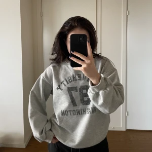 Sweatshirt - Superfin grå sweatshirt! Skulle säga att den passar xs-m🫶🏼