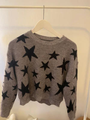 Stickad magtröja - Hej säljer denna jättefina stickade mögtröja som är köpt från shein, säljer den pga är för liten för mig storlek är 36=S