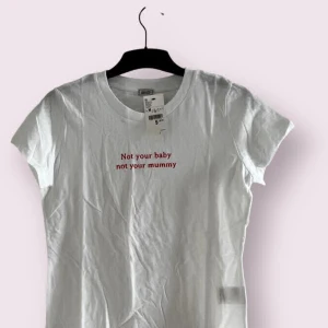 Vit T-shirt  - Oanvänd vit T-shirt från Pimkie stora M, skriva om ni önskar flera bilder och frågor 