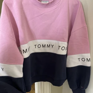 Tommy Hilfiger sweatshirt - Strl S i rosa vitt och marinblått. Använd några gånger men har inga defekter och är välvårdad.