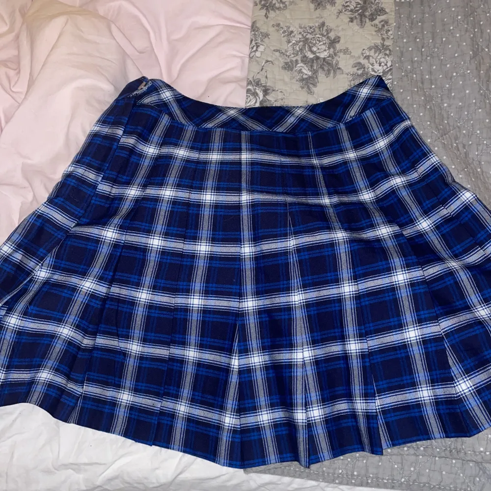 En fin skön skol kjol, knappt använd och tvättad innan köp . Kjolar.