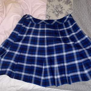 En fin skön skol kjol, knappt använd och tvättad innan köp 