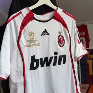 Milan bortatröja, Kaka finaltröja från 2007 size L