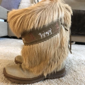 Pälsskor storlek 41 - Jätte balla pälsskor som är perfekta till kalla dagar och verkligen kommer få dig att sticka ut!  Säljes då de ej kommer till användning.  Normal passform.  