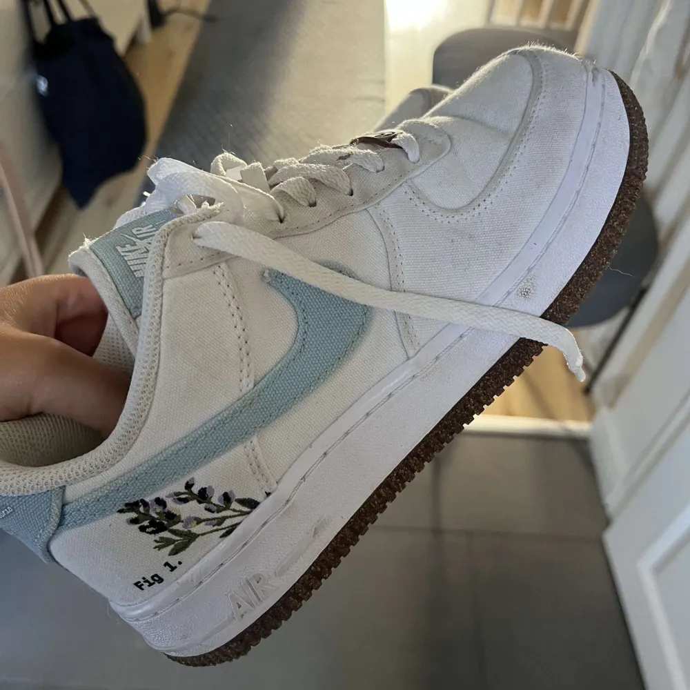 Fräscha Nike air force skor i storleken 37,5! Använda men fint skick, perfekta till sommaren! 💓 pris kan diskuteras 🌸 köpta för 1200 . Skor.