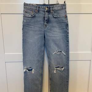 Blåa mid Rise jeans från zara, använda fåtal gånger, som i nyskick. Storlek 34 o passar mig som är 158. Köparen står för frakten, 250kr + frakten 