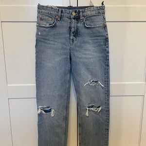 Jeans - Blåa mid Rise jeans från zara, använda fåtal gånger, som i nyskick. Storlek 34 o passar mig som är 158. Köparen står för frakten, 250kr + frakten 