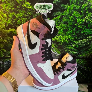 Air Jordan 1 Mid “Light Mulberry” 🔮 - Air Jordan 1 Mid “Light Mulberry” 🔮  Storlek:  -37.5  Pris:2199kr