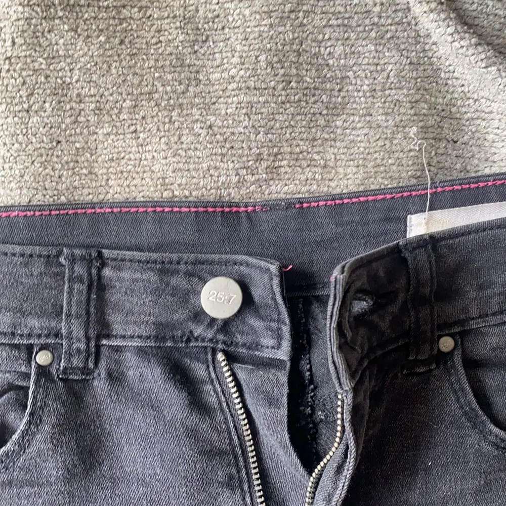 Svarta stretchiga jeansshorts från twentyfive:seven. Sällan använda, storlek S. Slim, skinny jeans. . Shorts.