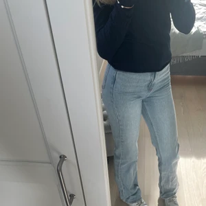 Ljusa jenas  - Säljer mina jeans för de kommer aldrig till användning anväda 2-3 gånger men är köpta för ca ett halvår. De finns därför inte kvar. Bara att skriva för fler biler eller om du har andra frågor💞 