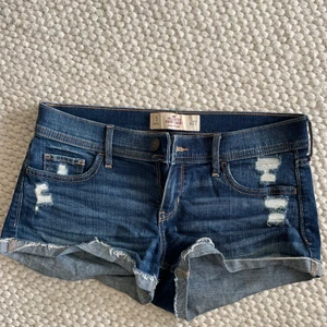 Jeansshorts - Jeansshorts från hollister i storlek 27. Funkar till det mesta☀️