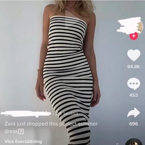 Randig zara klänning - Säljer denna i S 💕 Säljer endast över 399kr till högst budande, buda i kommentarerna eller skriv för att köpa direkt, skriv privat om ni har andra funderingar! Kraaam<33