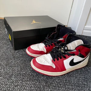 Air Jordan 1 Mid Chicago 2020 - Ett par jordans i bra skick, köptes nya ifrån sneakershyllan i Göteborg för 2599kr. Använde dem i ca 3 månader sedan dess har dem har jag inte använt dem. Säljer dem nu för 850kr då jag ej behöver dem. Original låda medföljer självklart. Kan lösa spårbar frakt eller upphämtning. Mer bilder/videos kan jag också lösa!