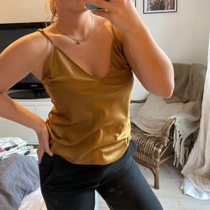 Guldiga linne från Zara - Guldigt linne från Zara med justerbara band. Basic modell. Storlek M. Gått en tråd mitt på:(