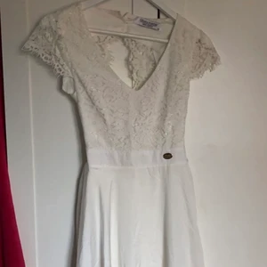 Studentklänning i strl Xs - En jätte fin studentklänning i strl Xs från bubbleroom, sitter jätte fint och har en eligant öppning i ryggen 