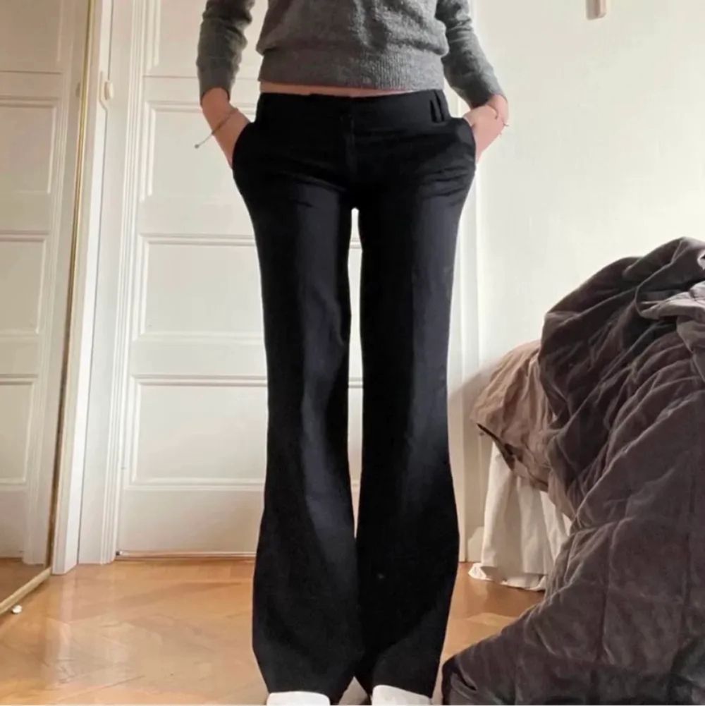 Perfekta kostymbyxor med låg midja🤍. Jeans & Byxor.