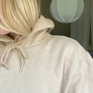 Beige hoodie  - Beige hoodie i storlek XS från HM. Lite nopprig. Köparen står för frakt 💕 