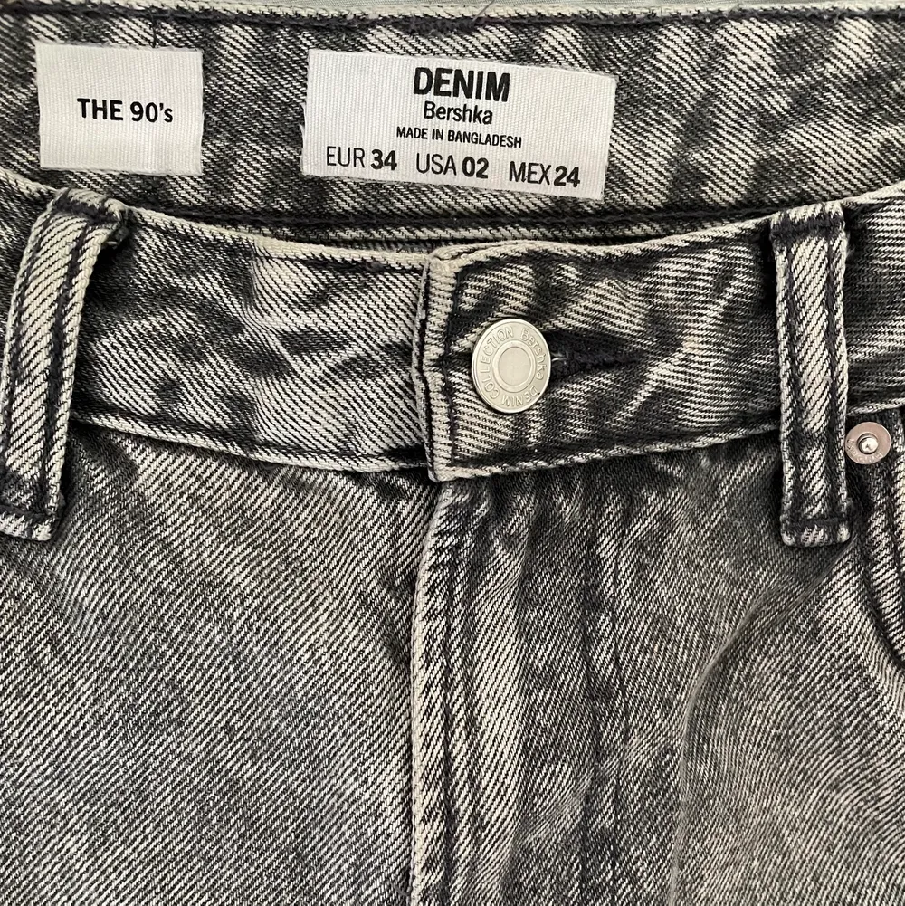 Högmidjade raka jeans från Bershka i grå med hål på knäna. Storlek 34 men passar även mig som är 36. Skriv för bilder med jeansen på, för bättre bild av passform osv. Nypris 499kr, säljer för 200kr + frakt (frakten kan variera utöver skrivet pris).. Jeans & Byxor.