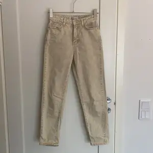 Dagny jeans från Gina tricot i storlek 34, färgen beige. Nyskick! 🌸 köparen står för frakt.