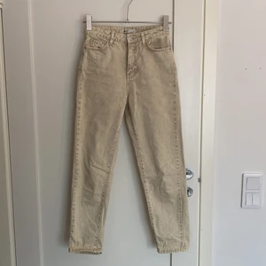 Gina tricot jeans strl 34 - Dagny jeans från Gina tricot i storlek 34, färgen beige. Nyskick! 🌸 köparen står för frakt.