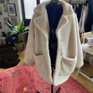 monki teddyjacka - har blivit sparsamt använd! tyvärr råkade den bli bränd lite på insidan (se bild 3) dock inget som syns utifrån!