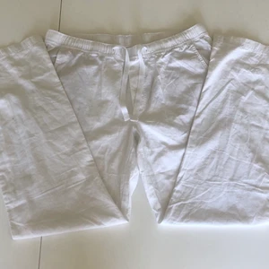 Midwaist linnebyxor  - Helt nya supersnygga linnebyxor (55% linne, 45%bomull). Kan tyvärr inte skicka bilder med dem på eftersom dem inte alls passade mig. Skriv om ni har frågor🌸