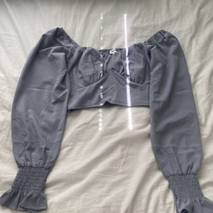 Blus  - Säljer min blåa/ lila blus från bubbleroom, aldrig använd i storlek 40( liten i storlek) för 50kr 