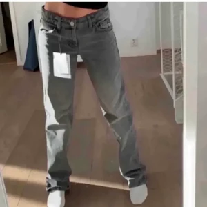 Zara jeans - Mid waist jeans från zara! Precis köpta, för små för mig så innan jag skickar tillbaka tänkte jag kolla intresset. Prislapp kvar!💗 SLUTSÅLDA på hemsidan!!! (Första bild lånad)