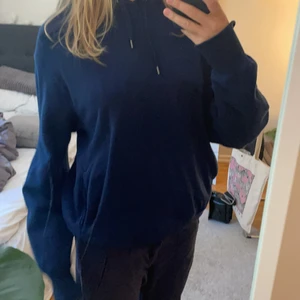 Hoodie - Blå hoodie från Uniqlo, använd ett fåtal gånger så typ som ny🥰