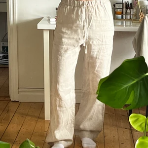 Linnebyxor beige small ARKET - Ett par beiga linnebyxor från arket! aldrig använda och har prislappen kvar. superfina men har ett annat par. byxorna är långa för mig i benen, dom går att ha båda hög och lågmidjat. skriv gärna för frågor eller fler bilder. skickas med postnord spårbar