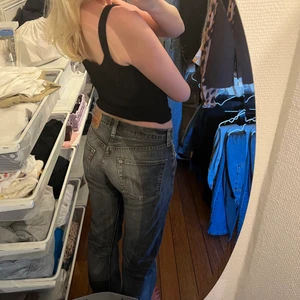 Levis jeans  - Snygga Levis jeans i modellen 501 i strl w32 L34. Jeansen motsvarar en S,M men sitter snyggt oversize🫶🏻. 