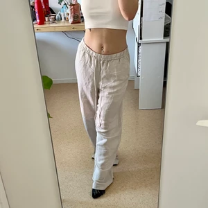 Linnebyxor h&m - SVINSNYGGA linnebyxor som är helt slutsålda från H&M. Jag beställde hem dom i två storlekar så tänkte sälja vidare dessa, helt nya med lapparna kvar. Jag är 165 och de blir rätt långa på mig om jag väljer att ha dom lågmidjade. Sjukt snygga hur man än väljer att ha dom och perfekt inför sommaren!!🥰