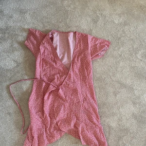 Rosa omlottklänning - En rosa prickig omlottklänning helt oanvänd. Klänningen är från shein❤️