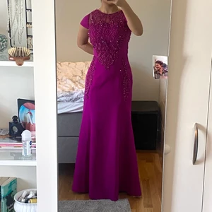 Balklänning  - En super fin balklänning med pärlor köpt i Turkiet för några år sedan. Klänning passar någon med stl 38/40/M och den säljs då den inte kommer till användning och för att den har blivit för stor. Använd 1 gång. 