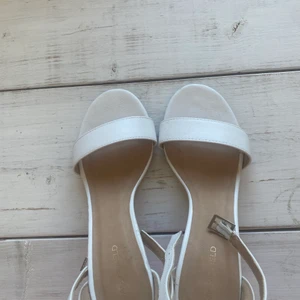Klackar strl 37 - Vita klackar perfekt till studenten, aldrig använda!