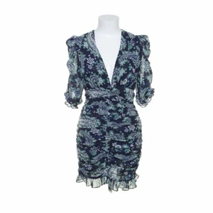 Snygg zara klänning stl M - Superfin sommar klänning från zara i ett blått mönster💕💕 bilden är tagen från internet men är i nyskick, säljes på grund av att den är för liten men verkligen superfin😫 kan mötas i Stockholm eller frakta, köparen står för frakt!