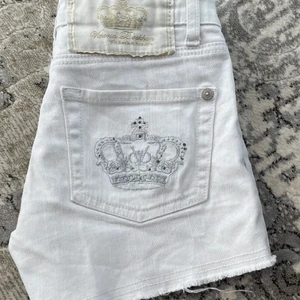 Victoria beckham shorts - Hej! Säljer dessa victoria beckham jeansshortsen då dem blivit lite försmå tyvärr😢 så de måste tyvärr säljas